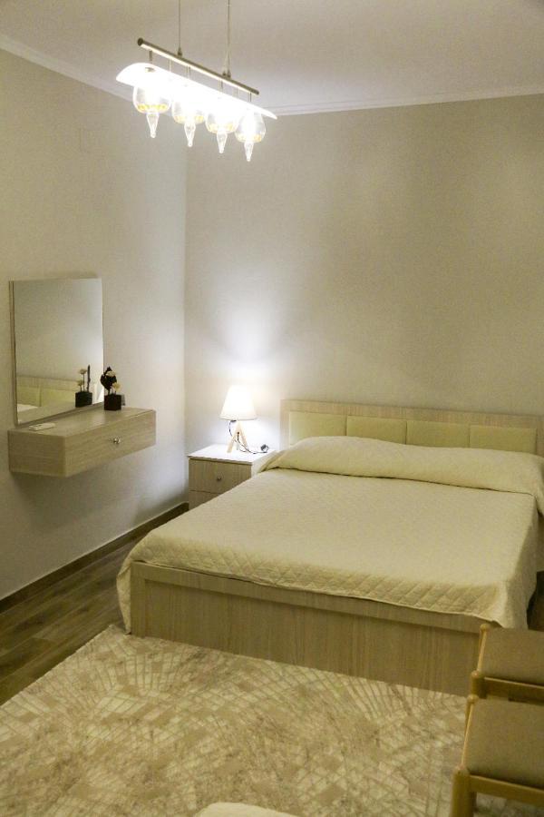 New Bazaar Arben'S Apartment Tirana Bagian luar foto