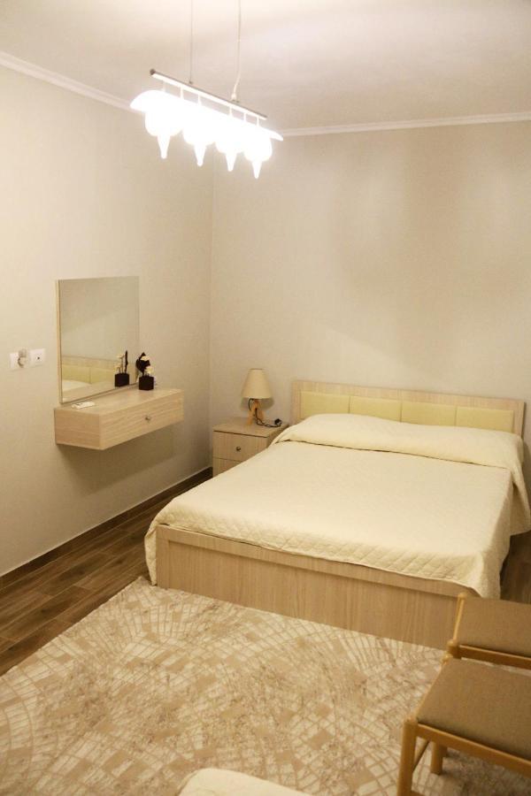New Bazaar Arben'S Apartment Tirana Bagian luar foto